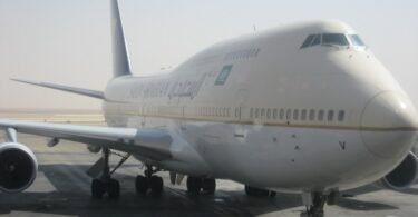 طائرة بوينغ 747 للخطوط الجوية العربية السعودية على مدرج مطار الملك خالد الدولي في الرياض - صورة أرشيفية