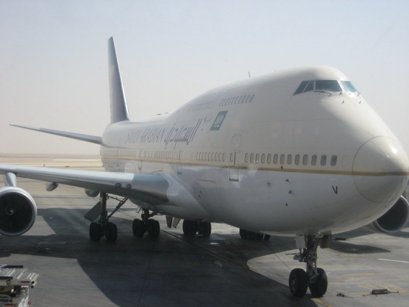 طائرة بوينغ 747 للخطوط الجوية العربية السعودية على مدرج مطار الملك خالد الدولي في الرياض - صورة أرشيفية