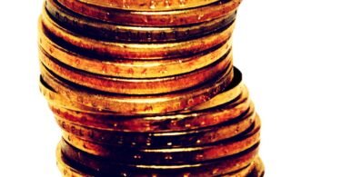 كومة من قطع نقد ذهبية على سطح