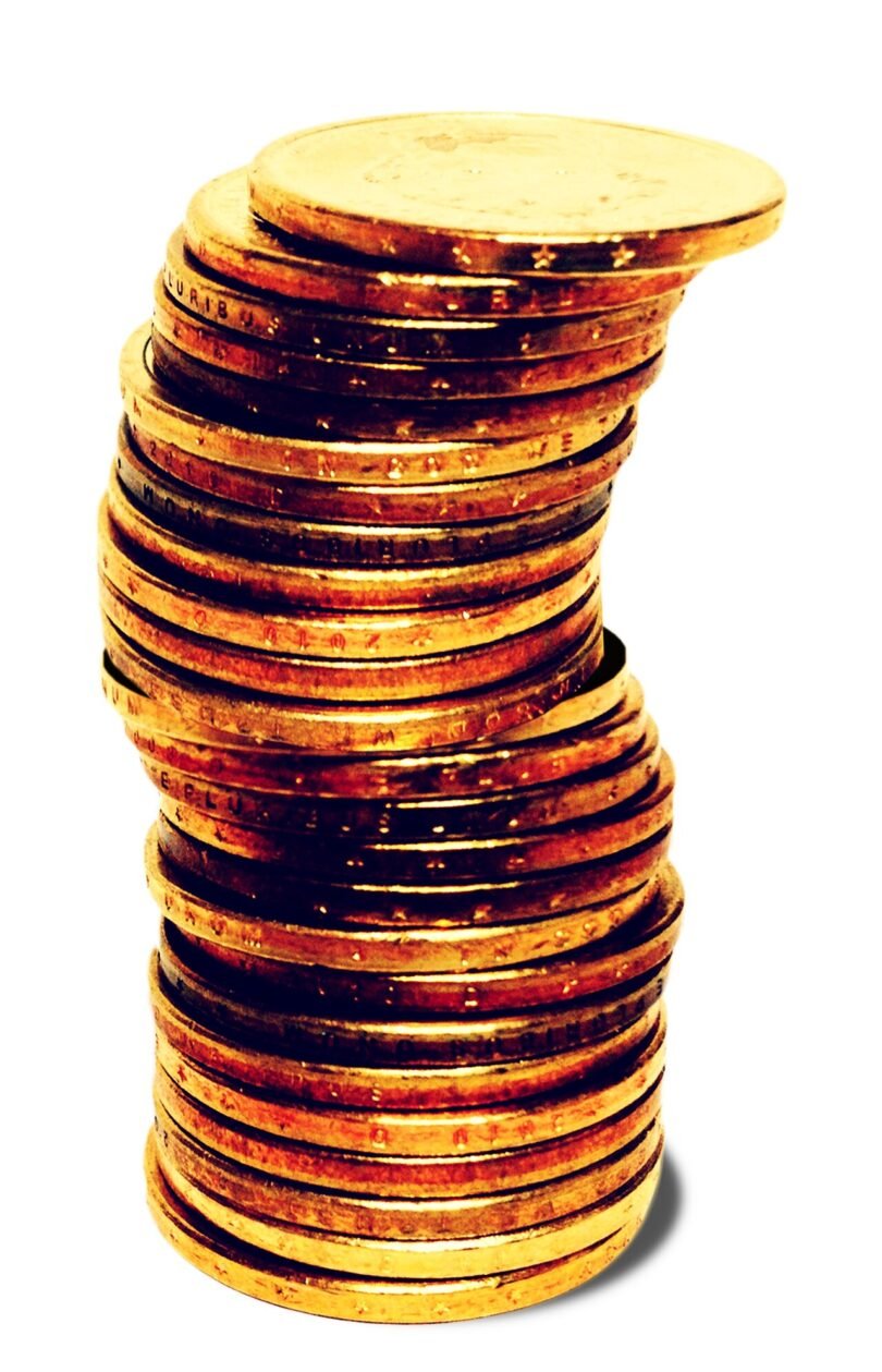 كومة من قطع نقد ذهبية على سطح