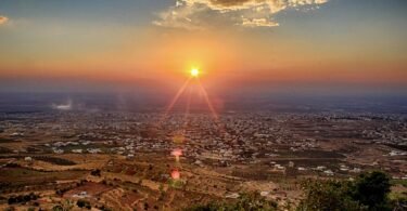 منظر عام لمدينة السويداء جنوب سوريا عند الغروب