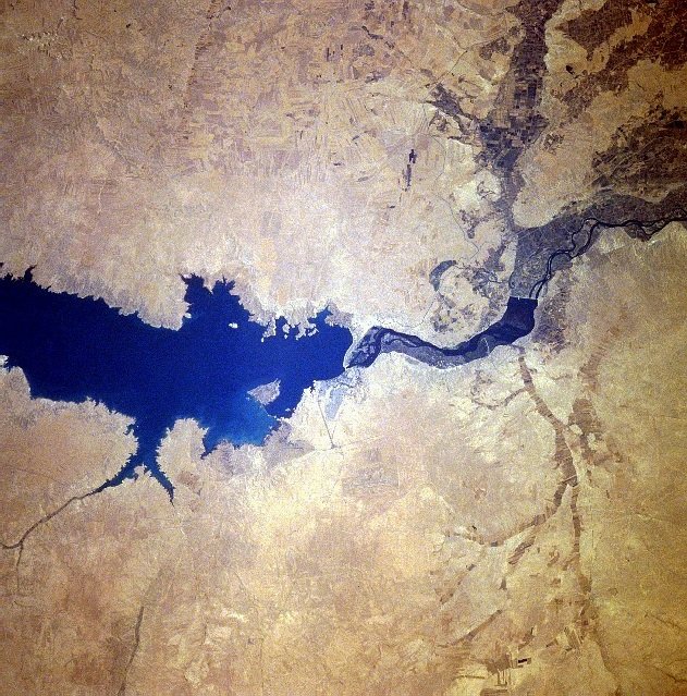 صورة فضائية أرشيفية لسد الطبقة وبحيرة الفرات في محافظة الرقة