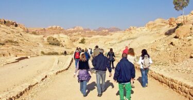 زوار على الطريق نحو السيق في البتراء