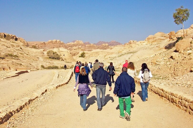 زوار على الطريق نحو السيق في البتراء