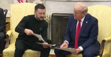 الرئيس الأمريكي دونالد ترامب والرئيس الأوكراني فولوديمير زيلينسكي يتبادلان أوراقاً في المكتب البيضاوي