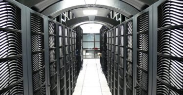ممر طويل بين صفوف خوادم حاسوبية في مركز بيانات