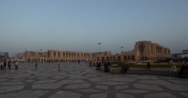 الساحة المفتوحة لمسجد الحسن الثاني في الدار البيضاء بالمغرب