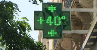 ميزان حرارة يسجل 40 درجة مئوية خلال موجة حر في كولومب بفرنسا